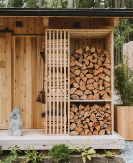 Firewood storage NZ with dry logs stacked under a covered shelter